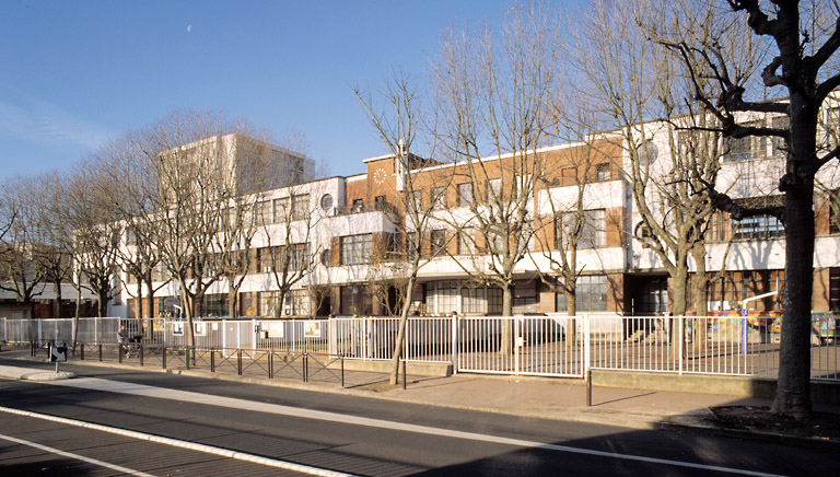 Vue d'ensemble de la façade principale.
