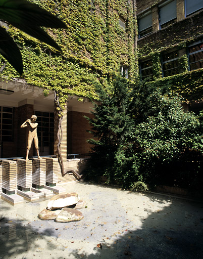 Vue du patio situé à l'est du bâtiment.