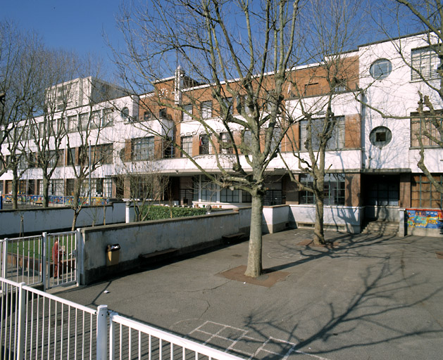 Vue rapprochée de la façade principale.