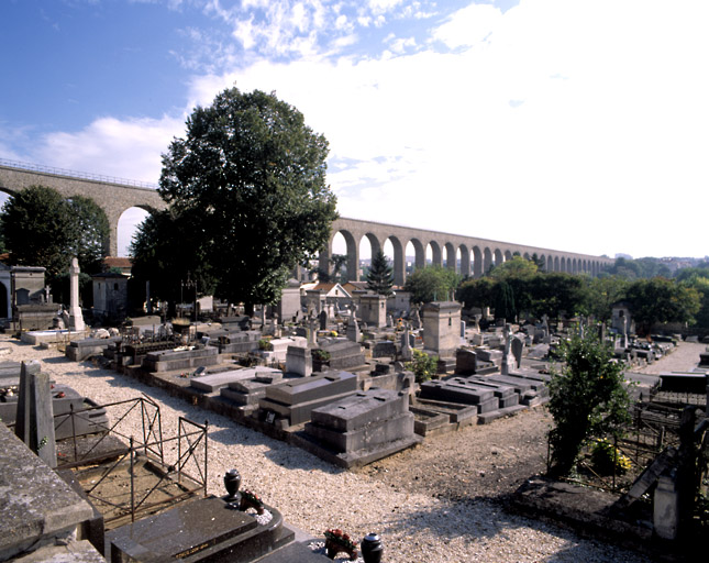 Vue d'ensemble du cimetière. A l'arrière-plan, l'aqueduc de la Vanne.