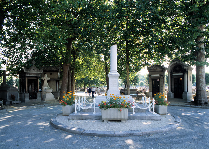 Vue d'ensemble depuis l'entrée, au centre le monument aux morts de la Commune et de la guerre de 1870.