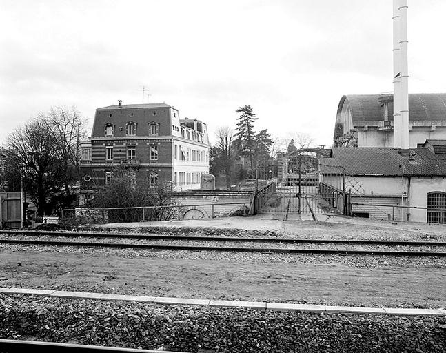 Vue d'ensemble, depuis la voie ferrée au nord : partie est de la brasserie Gruber (passerelle ferroviaire et bureaux).