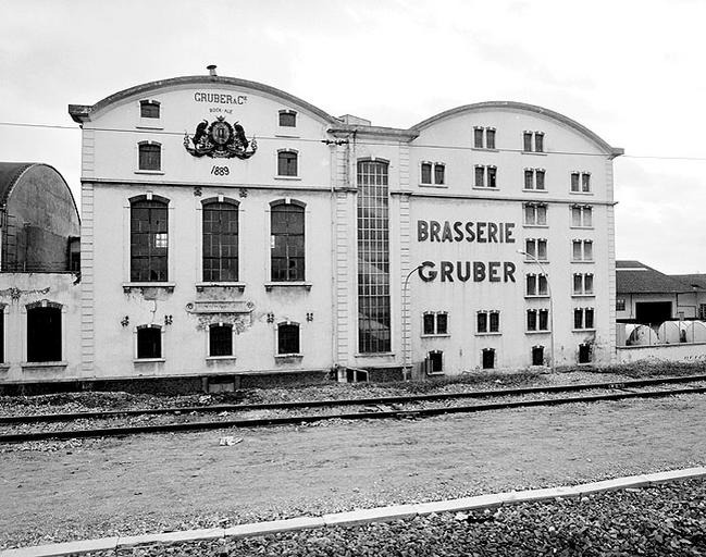 Façade nord de la salle à brasser (à gauche) et des silos (à droite).