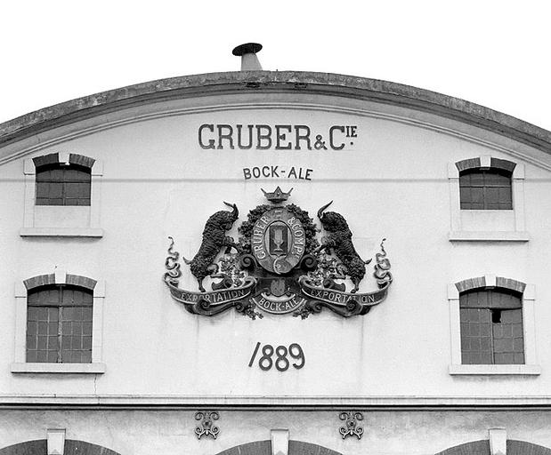 Façade nord de la salle à brasser : détail de l'écusson 'Gruber et cie, 1889'.