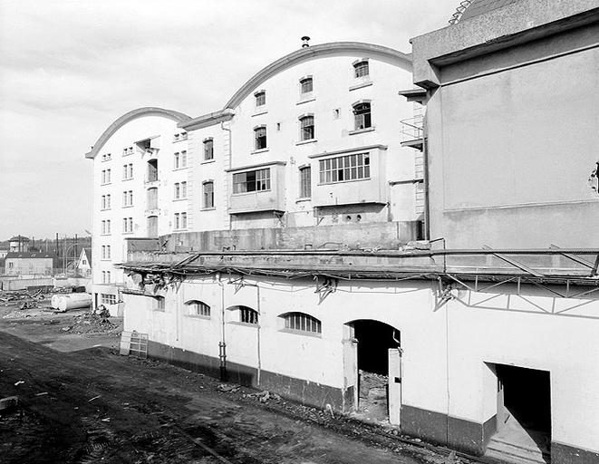 Façade arrière des silos et de la salle à brasser, vue du sud-est.