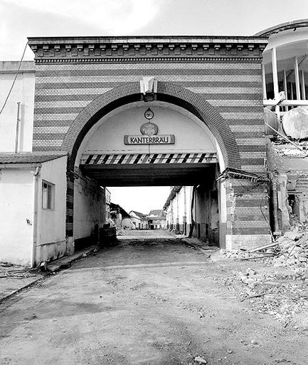 Passage couvert sous la voie ferrée.