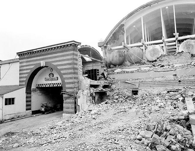 Le passage couvert et le bâtiment du cuvage, en cours de démolition.