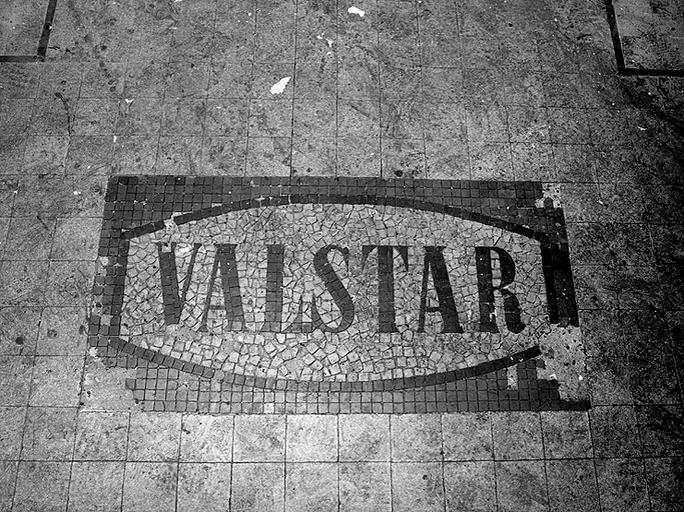 Intérieur du bâtiment de cuvage : détail de la mosaïque du plancher du deuxième étage, avec le logo de la marque 'Valstar' (boissons gazeuses, années 1960).