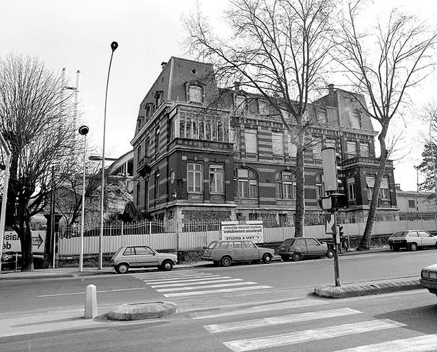 Bâtiment des bureaux : vue de la façade (élévation est), depuis l'avenue du Général-Leclerc.