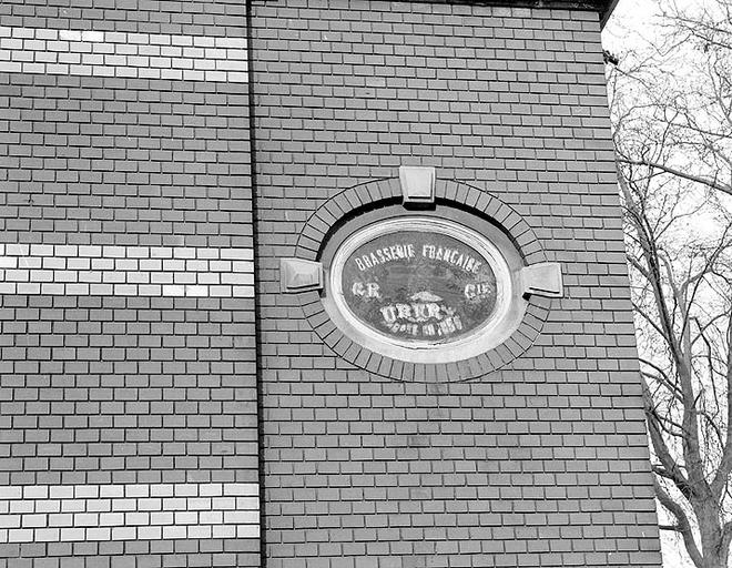 Bâtiment des bureaux, détail de l'élévation latérale : plaque avec la raison sociale de la brasserie.