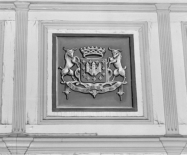 Bâtiment des bureaux, détail : armes de la ville de Melun, au-dessus du guichet du premier étage.