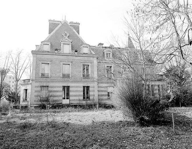 Façade arrière (ouest) du logement patronal, dit 'château', en 1989.