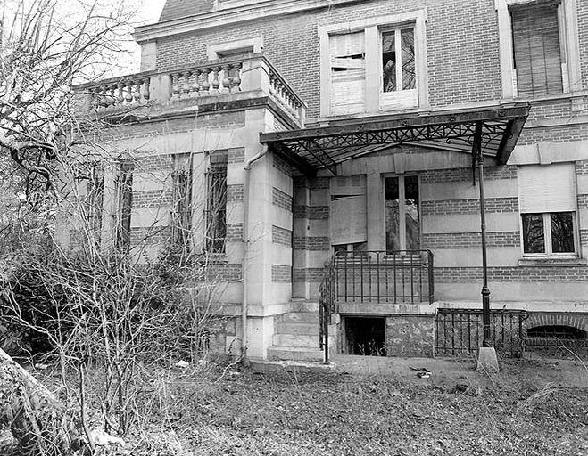 Détail du logement patronal : entrée sur la façade arrière, en 1989.