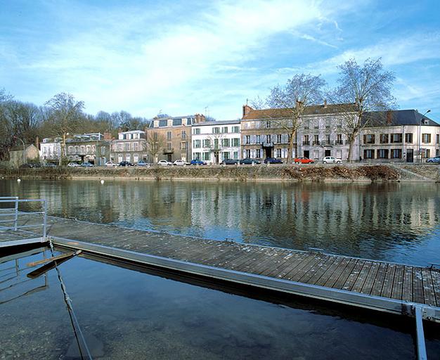 Panorama sur le petit bras de la Seine et le quai Pasteur, depuis l'île Saint-Etienne.