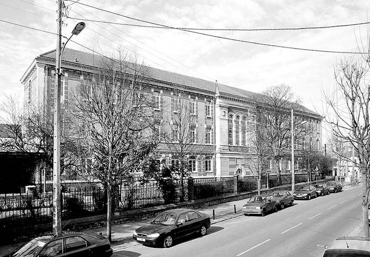 Le 'Petit Quartier' (n° 6 sur le plan) : la façade vers la rue du Général-de-Gaulle.