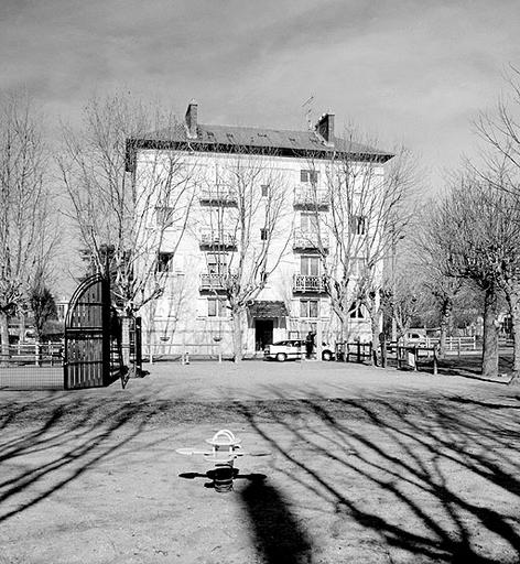 Façade de l'un des bâtiments rectangulaires, au n°7 de la rue Lebon.