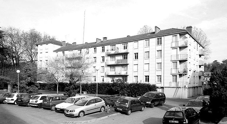 Immeuble des années 1950, place du Port : vue d'ensemble, depuis le sud-est.
