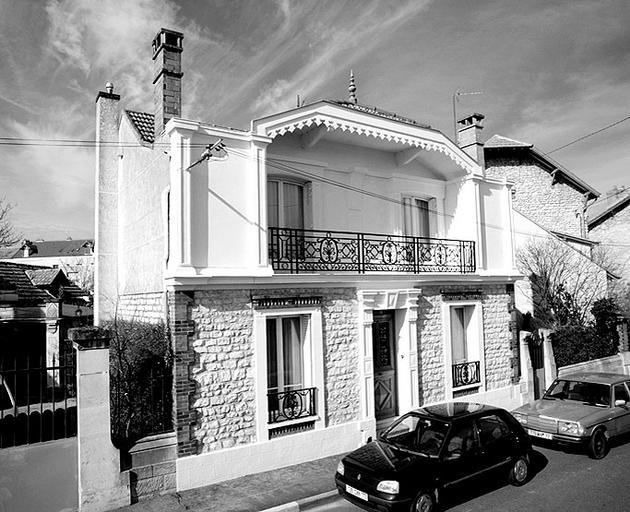 Maison, 6 rue de la Motte-aux-Cailles, avec balcon en ferronnerie sous auvent à l'étage.