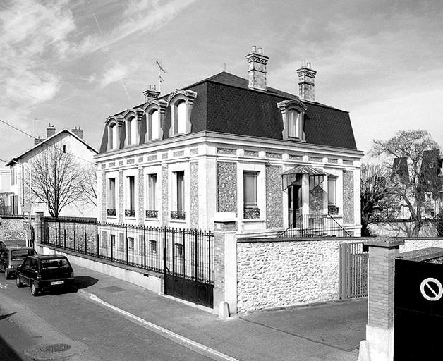 Maison de maître, 19 rue Eugène-Gonon, combinant moellons apparents et modénature de plâtre pour les murs, ardoise pour le toit.