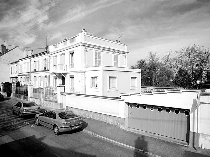 Alignement de maisons rue Eugène-Gonon. Au premier plan, le n° 13 : la villa 'Roses de Noël', suivie d'un alignement de maisons plus anciennes et assorties.