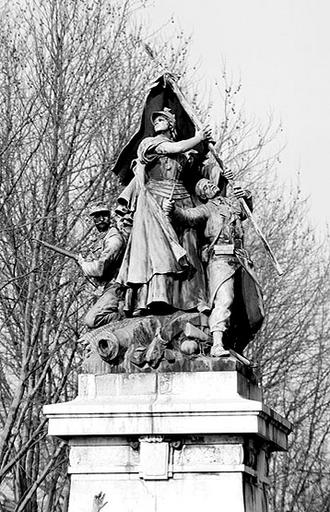 Ensemble de deux groupes sculptés : Combattre pour la Patrie