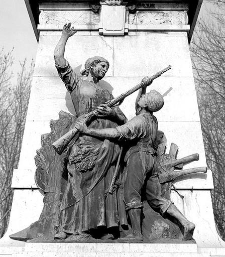 Vue du groupe sculpté ornant le socle du monument.