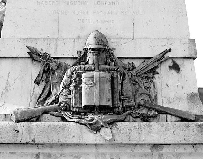 Trophée de l'Infanterie, sur la face nord.