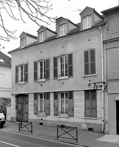 Maison de ville au 16, quai Hippolyte-Rossignol, avec entrée par porte cochère.