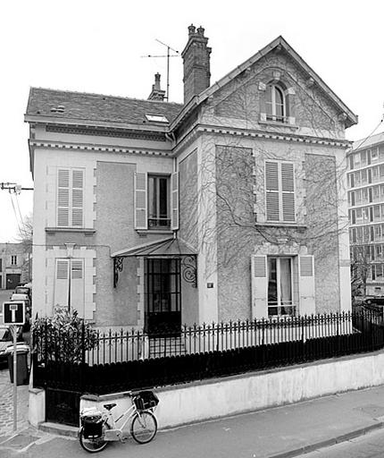 Maison, 18 bis quai Hippolyte-Rossignol, adoptant la typologie de la villa (plan en L mêlant façade pignon et façade gouttereau, marquise...) mais avec un jardin réduit au minimum.