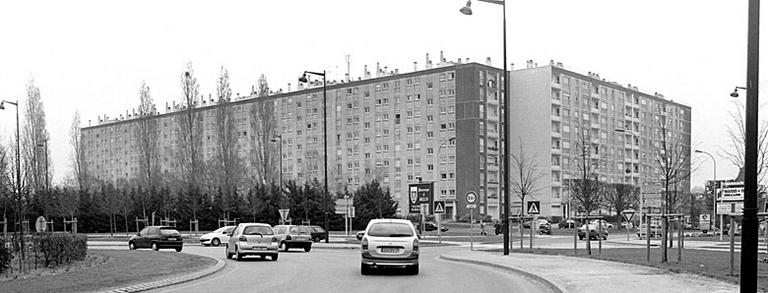 Les deux barres de 208 logements EMO (Arretche et Karasinski, 1959-1961), vues depuis le nord-ouest.