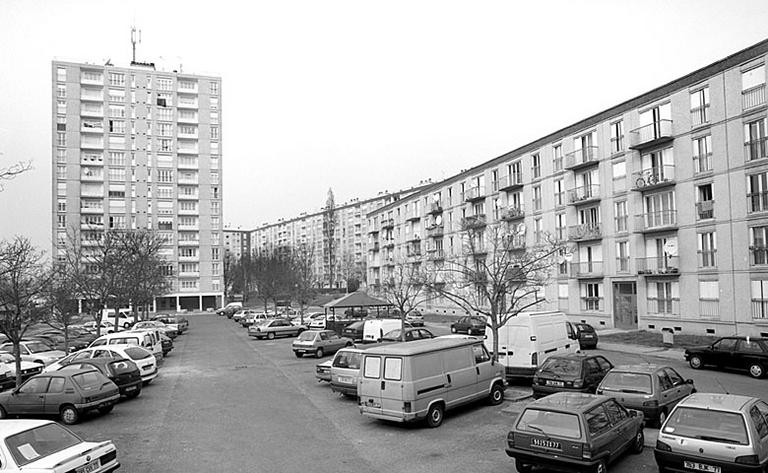 Tour de Lorient (13 square de Lorient, 1963-1964) et barre de l''unité résidentielle de Montaigu'(14-24 square de Lorient), vues depuis l'est.