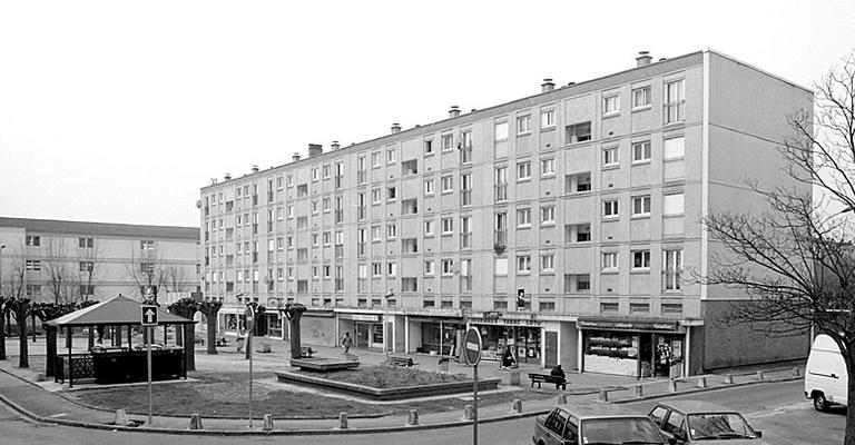 Immeuble avec commerces du square Blaise-Bascal.