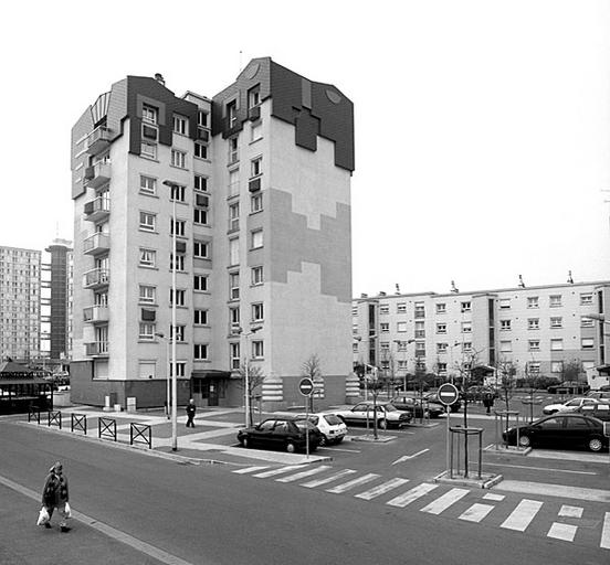 Grand ensemble 'route de Corbeil' : la tour Ribot (1957).