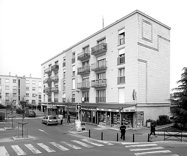 Immeuble avec commerces, square Alexandre-Ribot.