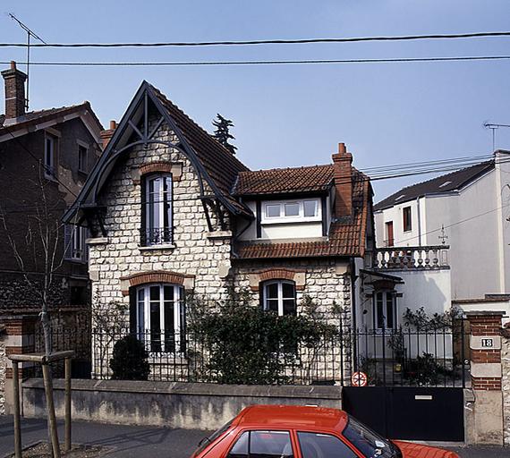 Maison, 18 avenue de la Libération, s'inspirant de l'architecture de la villégiature, mais adaptée à un petit module.