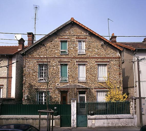 Exemple de maison jumelle (1er quart 20e siècle), 22-22 bis avenue de la Libération, à gabarit plus élevé que ses voisines (voir par exemple le cliché précédent, 03770106XA). La façade emploie les matériaux courants à cette époque : meulière apparente et linteaux métalliques.