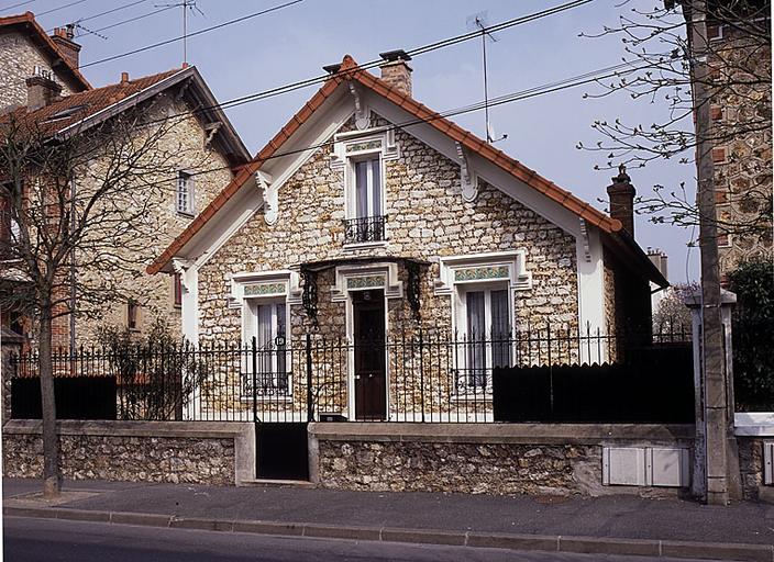 Pavillon 19, rue de l'Ecluse, avec décor de céramique vernissée aux linteaux.