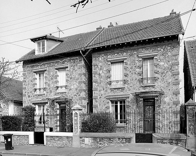Maisons jumelles, avec toutefois une étroite séparation entre les deux maisons, situées 21-22 rue de l'Ecluse.