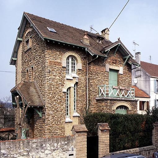 Villa en meulière avec décor de céramique, 24 rue de la Varenne : vue d'ensemble, depuis le sud-ouest.