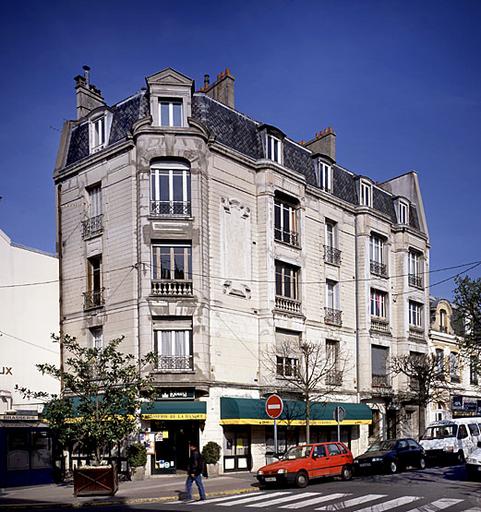 Immeuble sis 1, boulevard Charles-Gay (à l'angle de la rue Saint-Ambroise). Cet immeuble a été construit pour M. Marchegay sur un lot acquis le 31 août 1907.