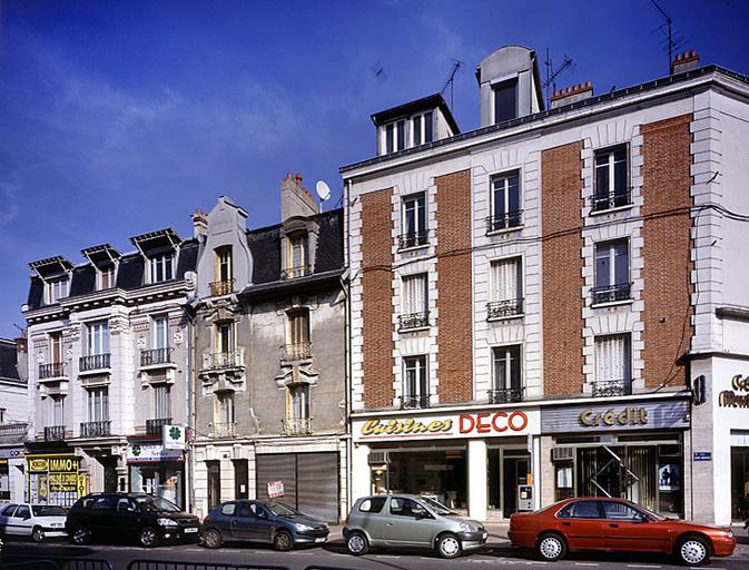 Vue générale des façades des immeubles bordant la rue Saint-Ambroise, du n°25 au n° 29 (au premier plan à droite).