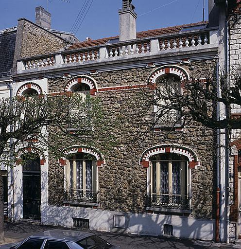 Petit immeuble en meulière, 5 boulevard Charles-Gay.