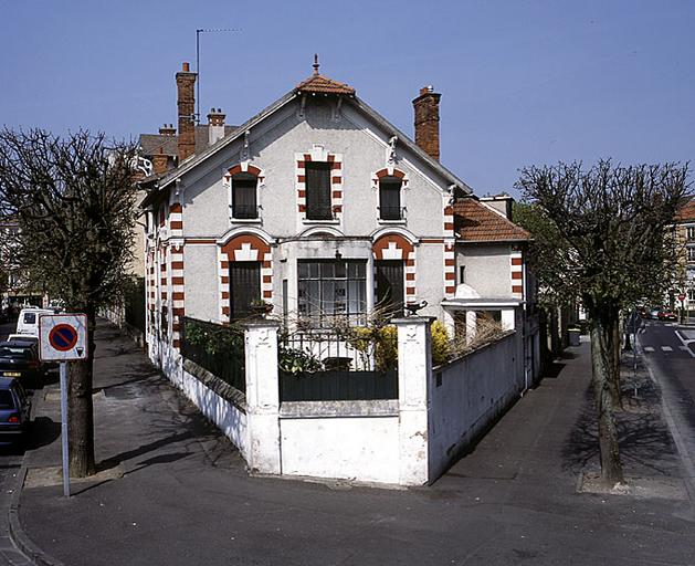 Maison 11, boulevard Charles-Gay (à l'angle du boulevard Chapu).