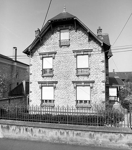 Villa avec calcaire apparent, 10 bis rue du Docteur-Pouillot.