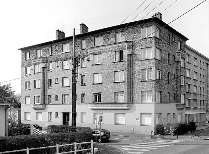 Grand immeuble des années 1930, à l'angle des rues Daubigny et Armand de la Rochette. Vue d'ensemble.