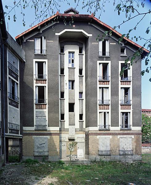Immeuble des années 1930, 30 rue Dammarie. Cet ensemble, à l'abandon lors de la prise de vue (2003), est aujourd'hui restauré.
