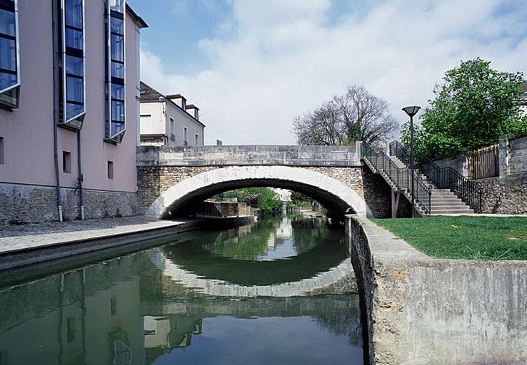 Pont sur l'Almont, dit pont Saint-Liesne : vue générale, depuis l'aval.