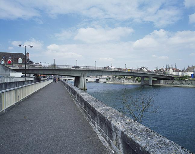 Le pont Notre-Dame vu de l'amont, depuis la rive sud.