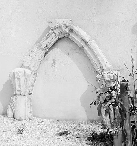 Vestiges d'une arcade du cloître du prieuré Saint-Sauveur, dans la cour du 4, rue Eugène-Godin.