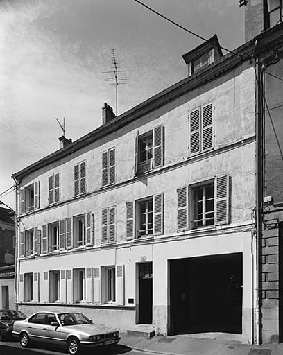 Façade de l'immeuble 5 rue Louviot, vue depuis le sud-est.